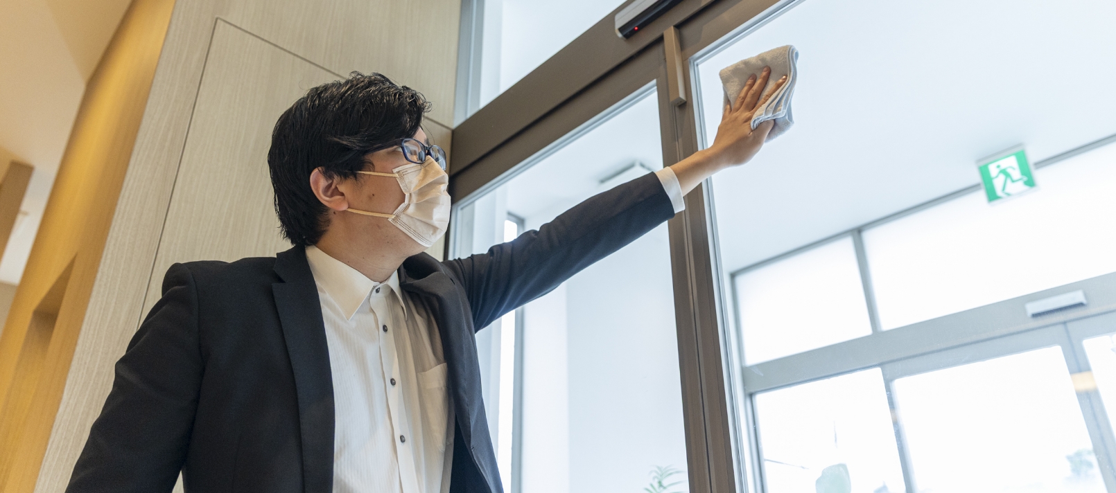 患者が快適に過ごせるよう院内を清掃するスタッフ