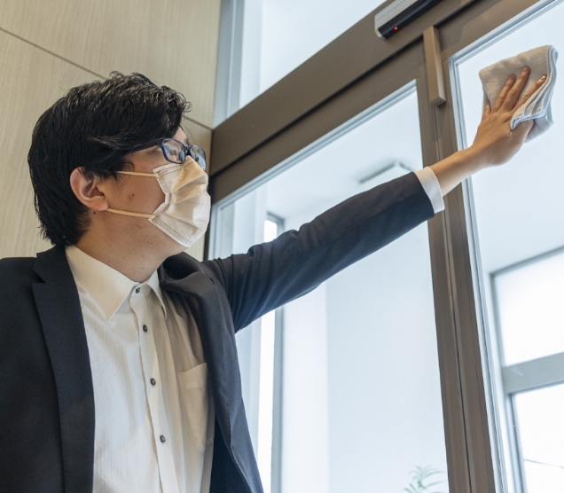 患者が快適に過ごせるよう院内を清掃するスタッフ