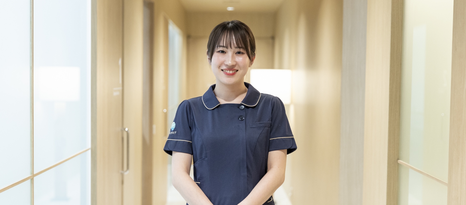 歯科医師の治療を補助する歯科助手の仕事風景