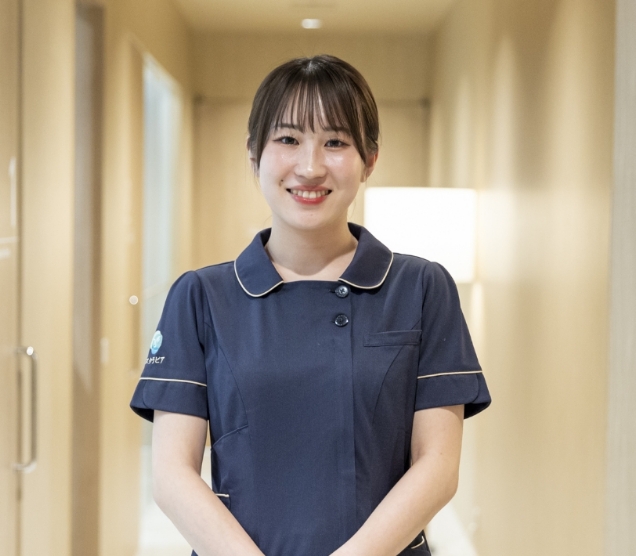 歯科医師の治療を補助する歯科助手の仕事風景