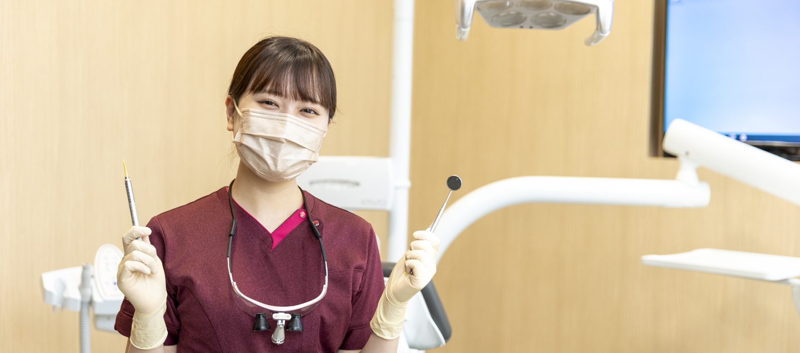 歯科衛生士が最新設備を使って患者の口腔ケアを行う風景