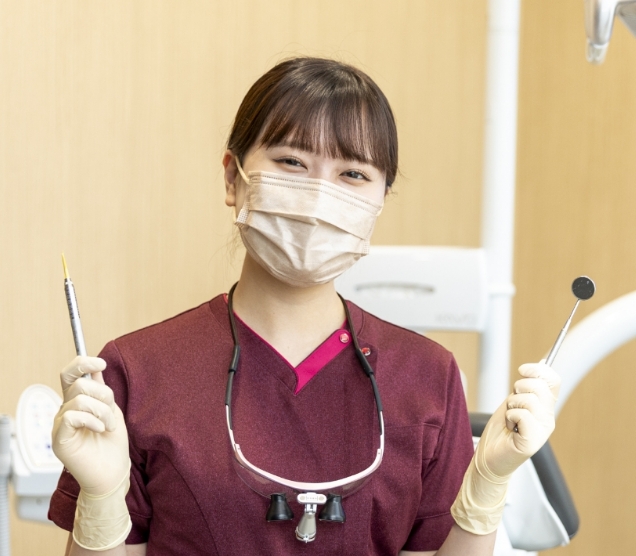 歯科衛生士が最新設備を使って患者の口腔ケアを行う風景