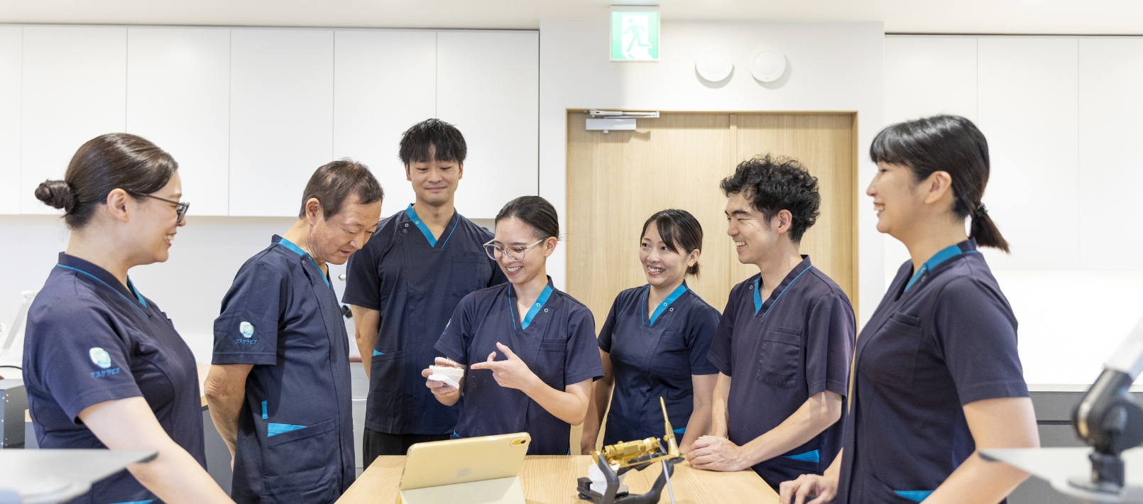 歯科技工士が義歯を丁寧に調整している様子