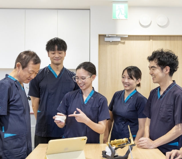 歯科技工士が義歯を丁寧に調整している様子