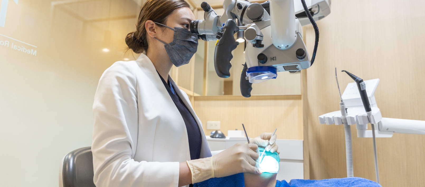 最新設備を使って診療する歯科医師の様子