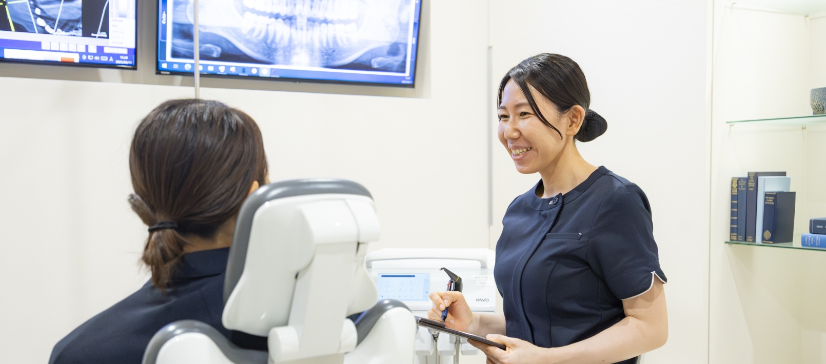 歯科治療の現場で患者を支える看護師