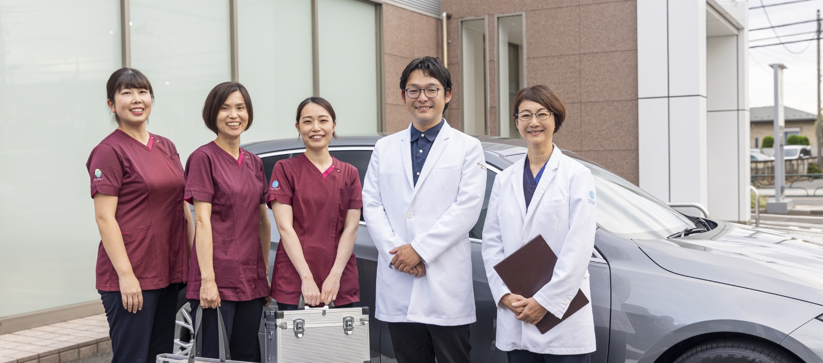 訪問歯科診療にて口腔ケアを実践するスタッフの姿