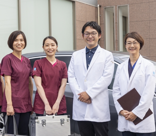 訪問歯科診療にて口腔ケアを実践するスタッフの姿