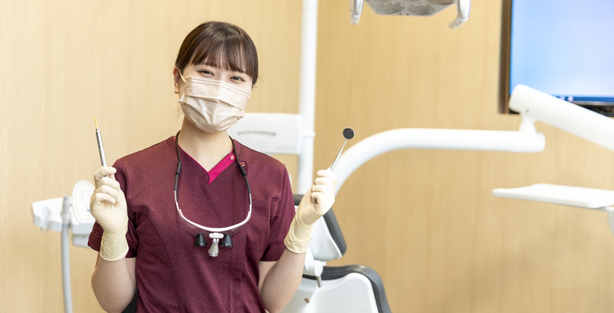 歯科衛生士が患者の口腔ケアを行っている様子