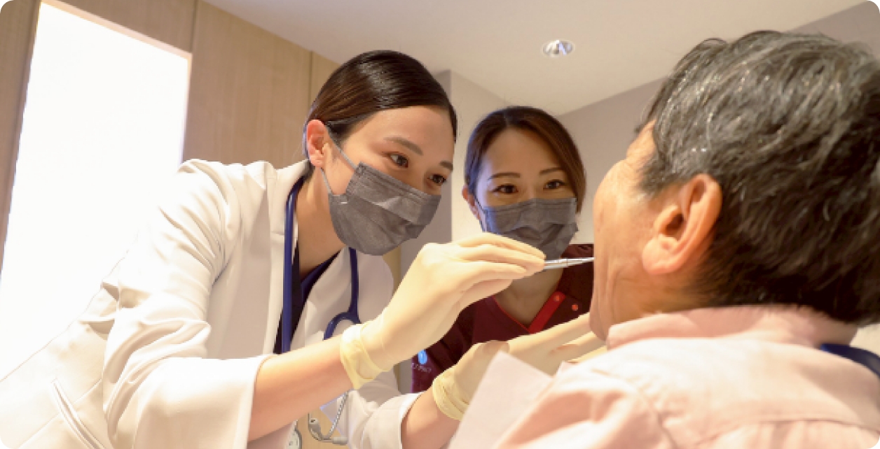 訪問歯科診療で口腔ケアを行うスタッフ