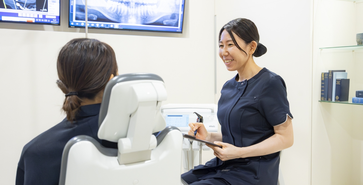 歯科治療をサポートする看護師の様子