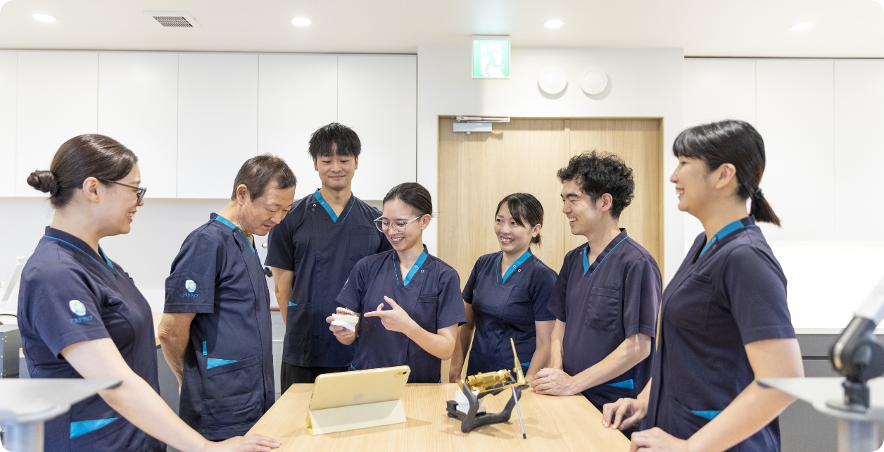 歯科技工士の作業風景