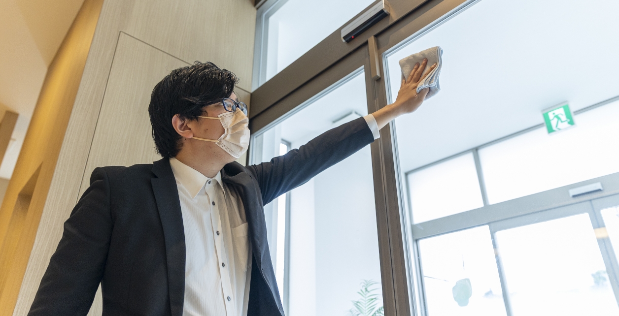 院内を清掃するクリーンスタッフの様子