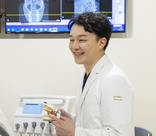 歯科医院で診療中の歯科医師