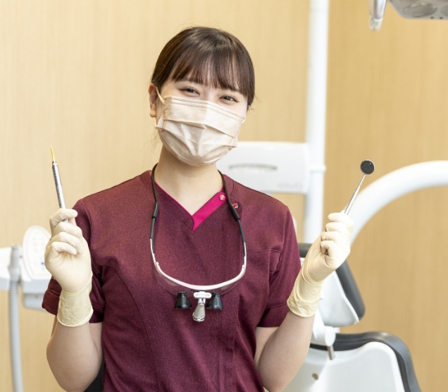 歯科衛生士が患者の口腔ケアを行っている様子