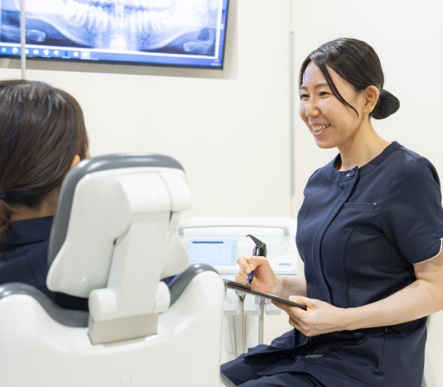 歯科治療をサポートする看護師の様子