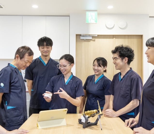 歯科技工士の作業風景