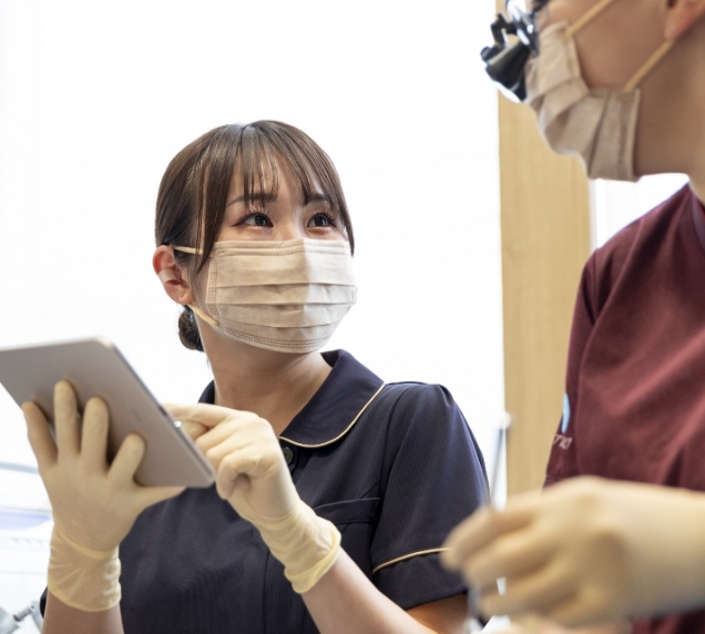 治療を補助する歯科助手の作業風景